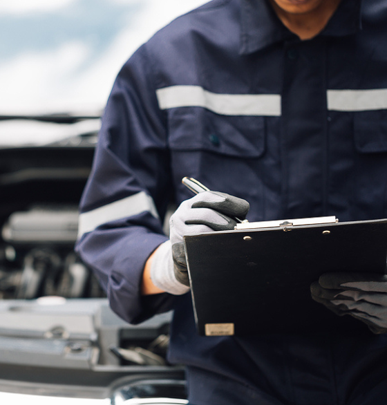 mecánico realizando revisión